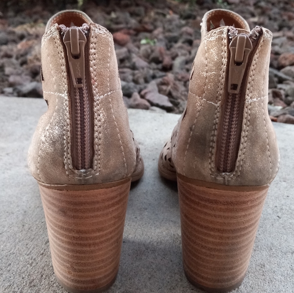 8 SÖFFT WESTWOOD 2 Metallic Gold Tan Lazer Cut Leather 2¾" Stacked Heel Booties - Picture 10 of 13